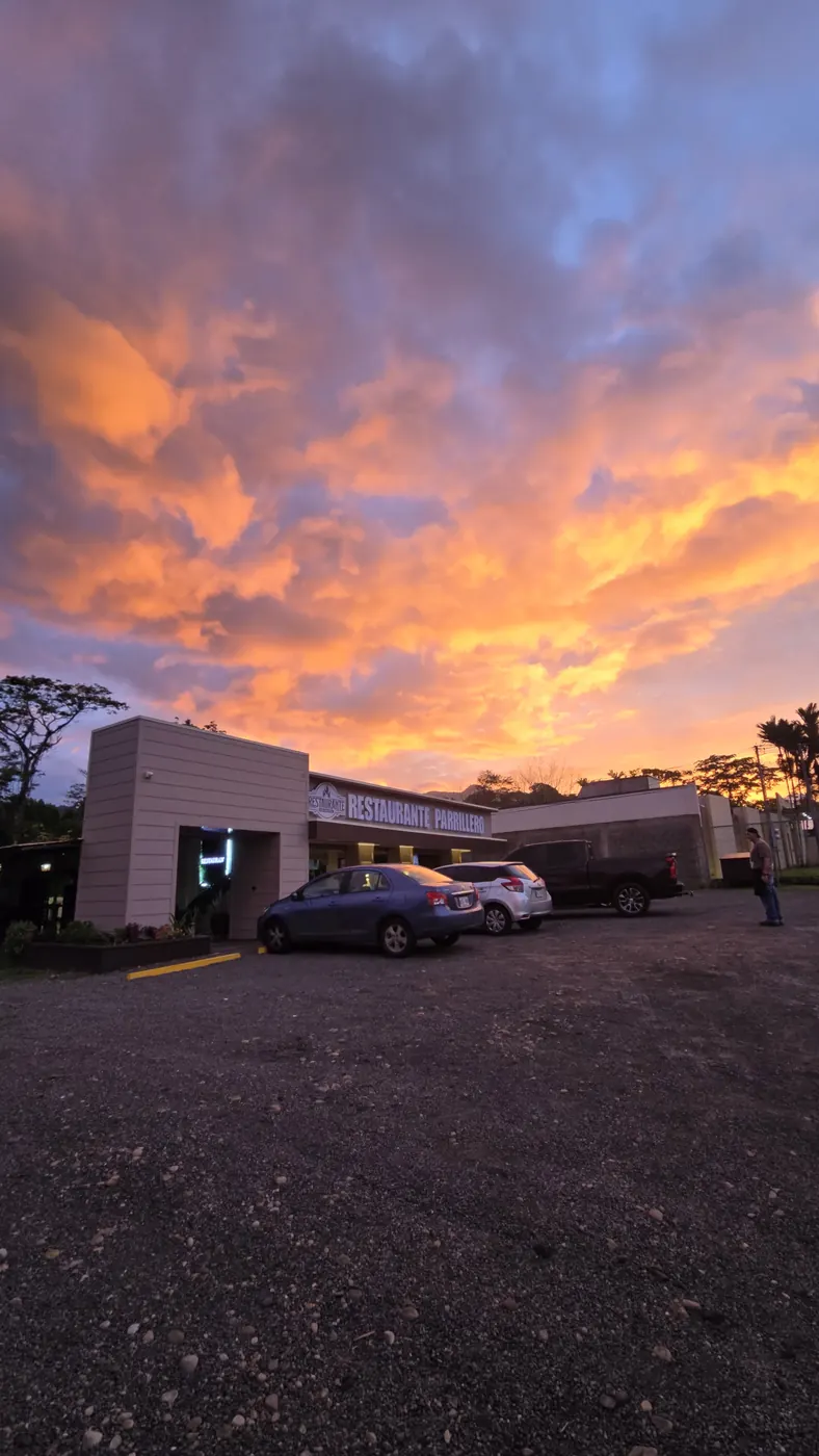 Atardecer sobre Restaurante Parrillero