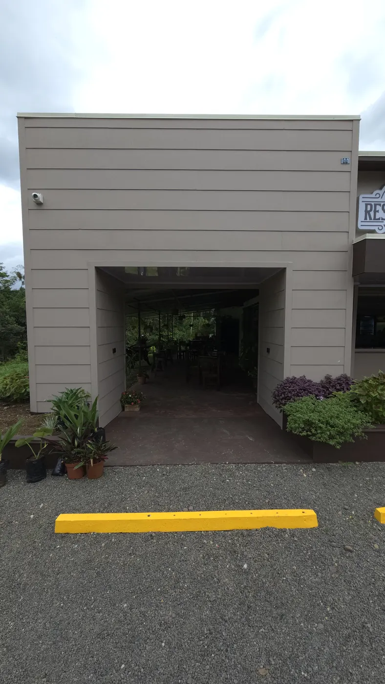 Entrada del restaurante de día