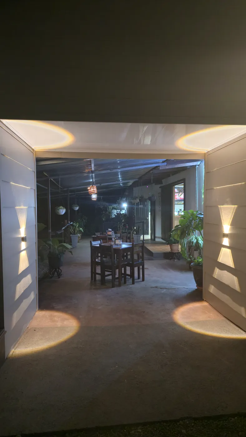 Entrada iluminada del restaurante