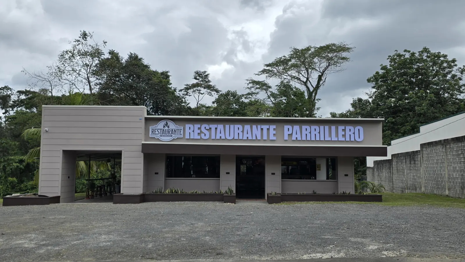Fachada del restaurante de día