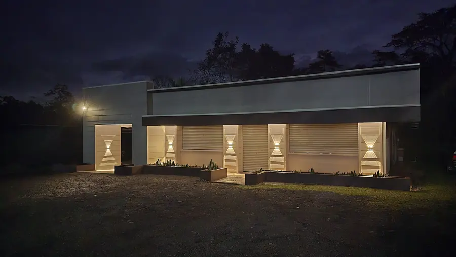 Fachada del restaurante iluminada al anochecer
