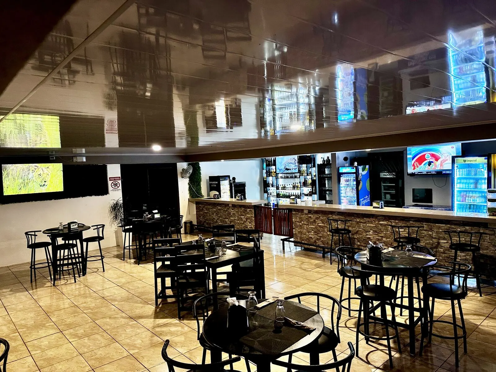 Salón y bar de Restaurante Parrillero