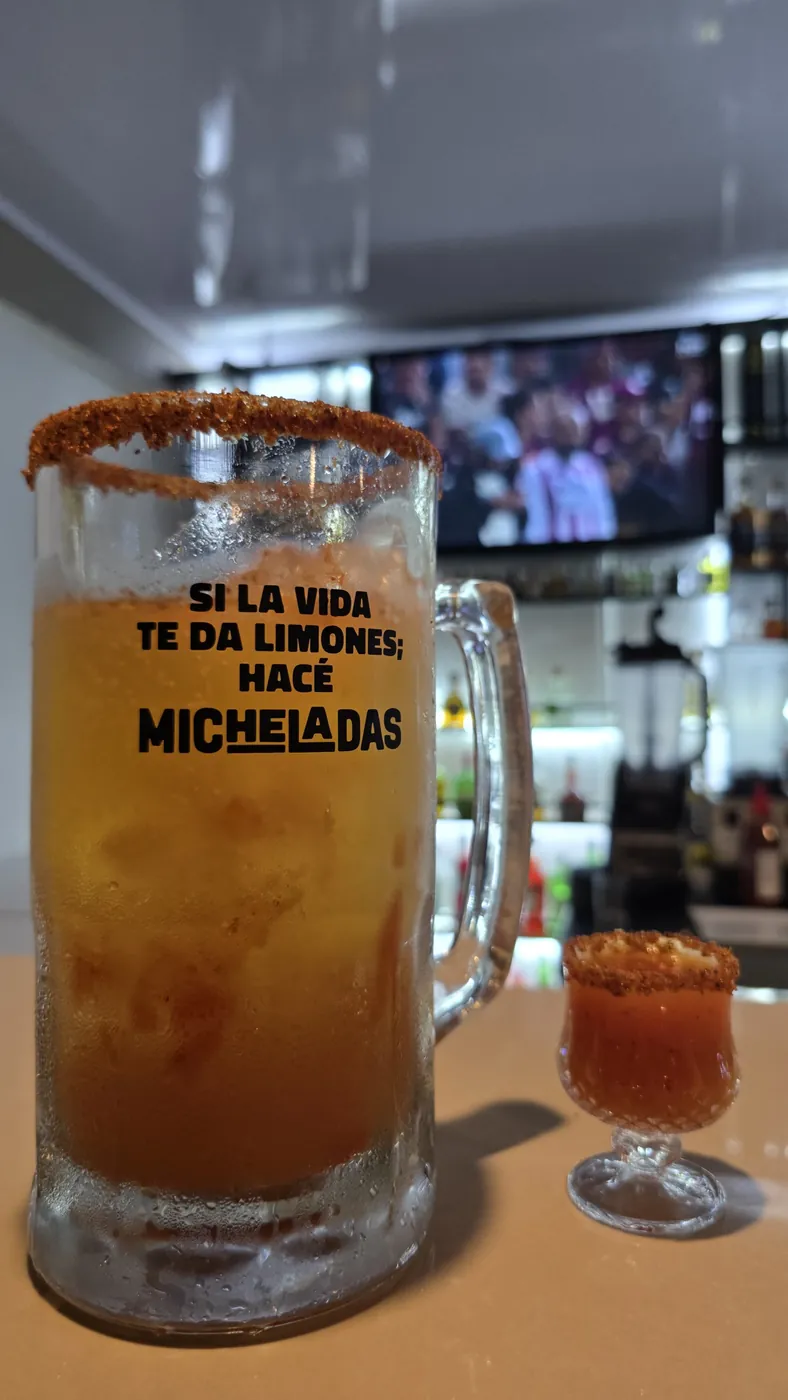 Michelada helada en jarra escarchada