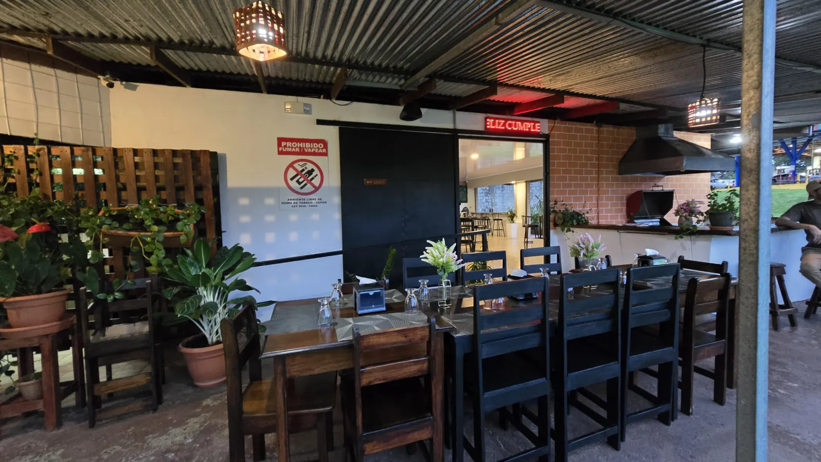 Salón comedor con plantas