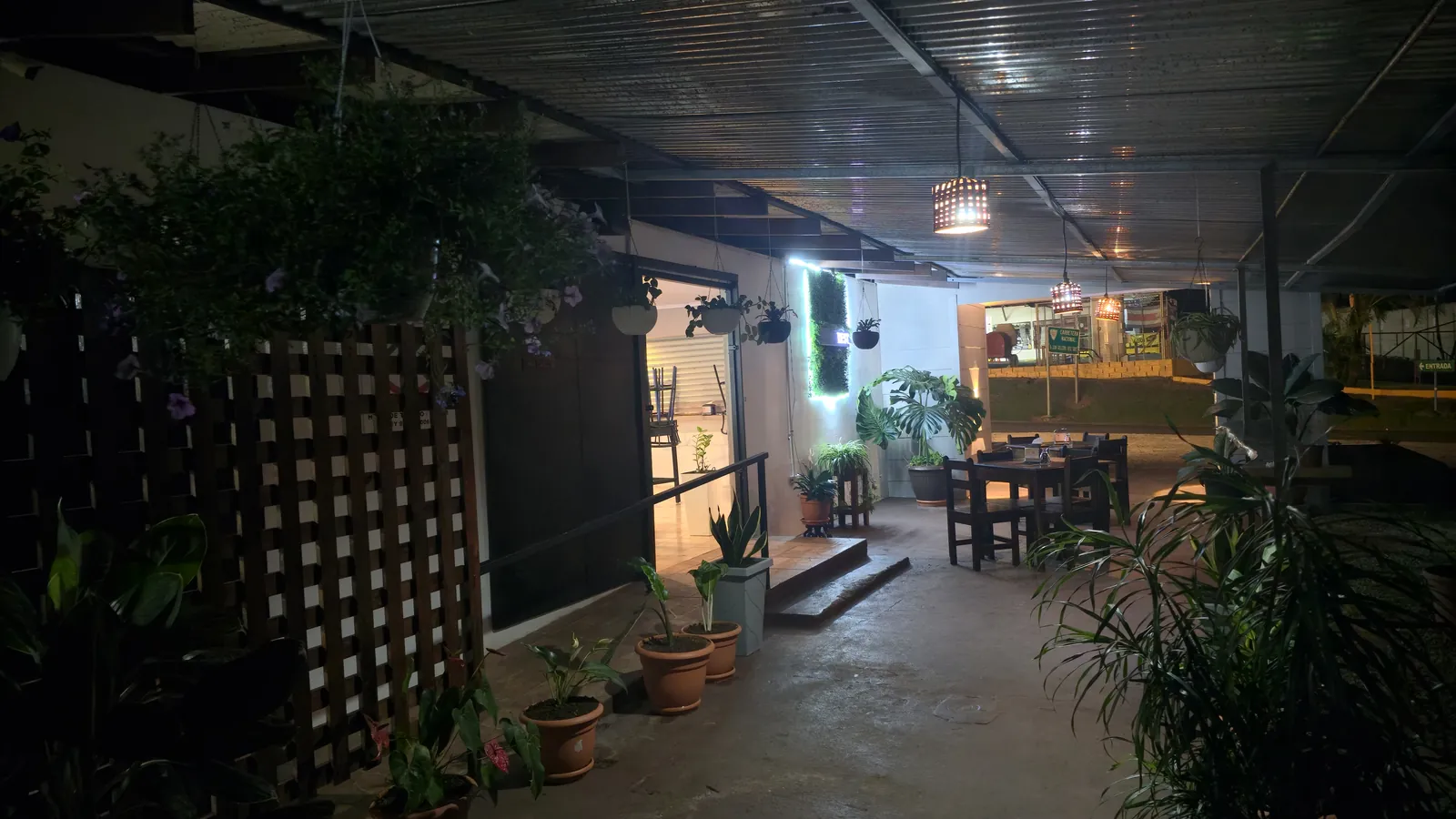 Terraza del restaurante de noche